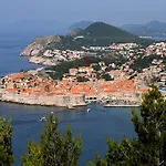 Apartment Gradac With Garden Next To Beach And Old Town