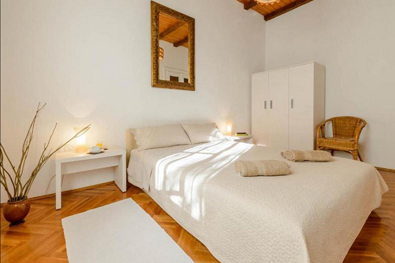 Appartement Gradac With Garden Next To And Old Town